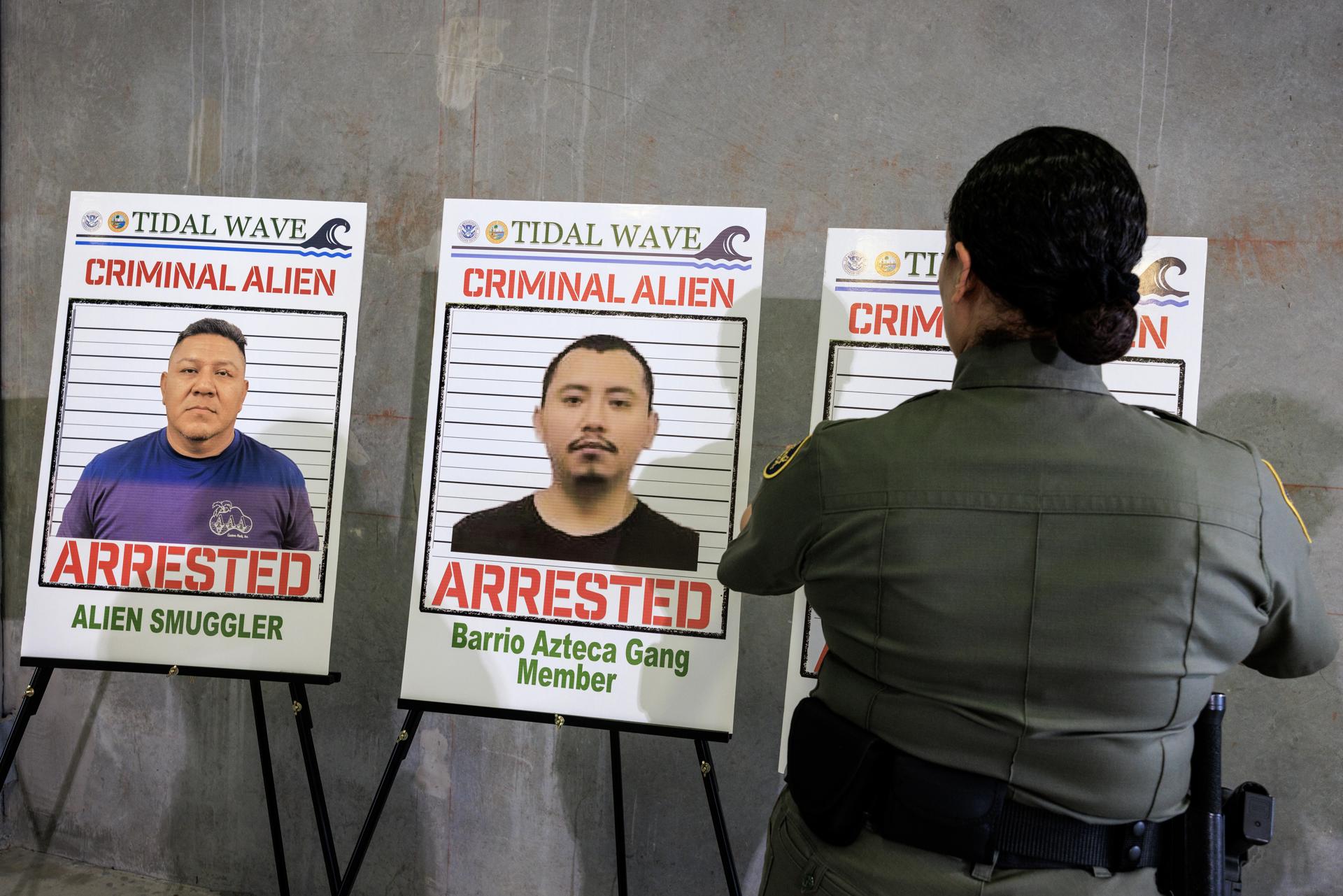 Un agente del ICE coloca imágenes de personas arrestadas por el ICE durante una conferencia de prensa en la oficina de Operaciones de Ejecución y Deportación del Servicio de Inmigración y Control de Aduanas (ICE) en Miramar, Florida, EE.UU. EFE/EPA/CRISTOBAL HERRERA-ULASHKEVICH