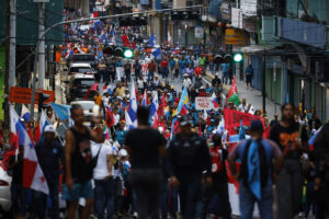 Cientos de personas fueron captadas este viernes, 23 de mayo, durante una protesta antigubernamental, en Ciudad de Panamá (Panamá). EFE/Bienvenido Velasco