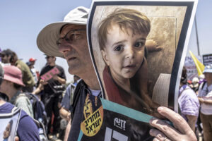 Entre 300 y 400 personas se manifestaron este viernes en Israel a apenas un kilómetro de la frontera con Gaza, en protesta contra la matanza de civiles y el hambre que afronta la población palestina en el enclave. EFE/ Patricia Martínez