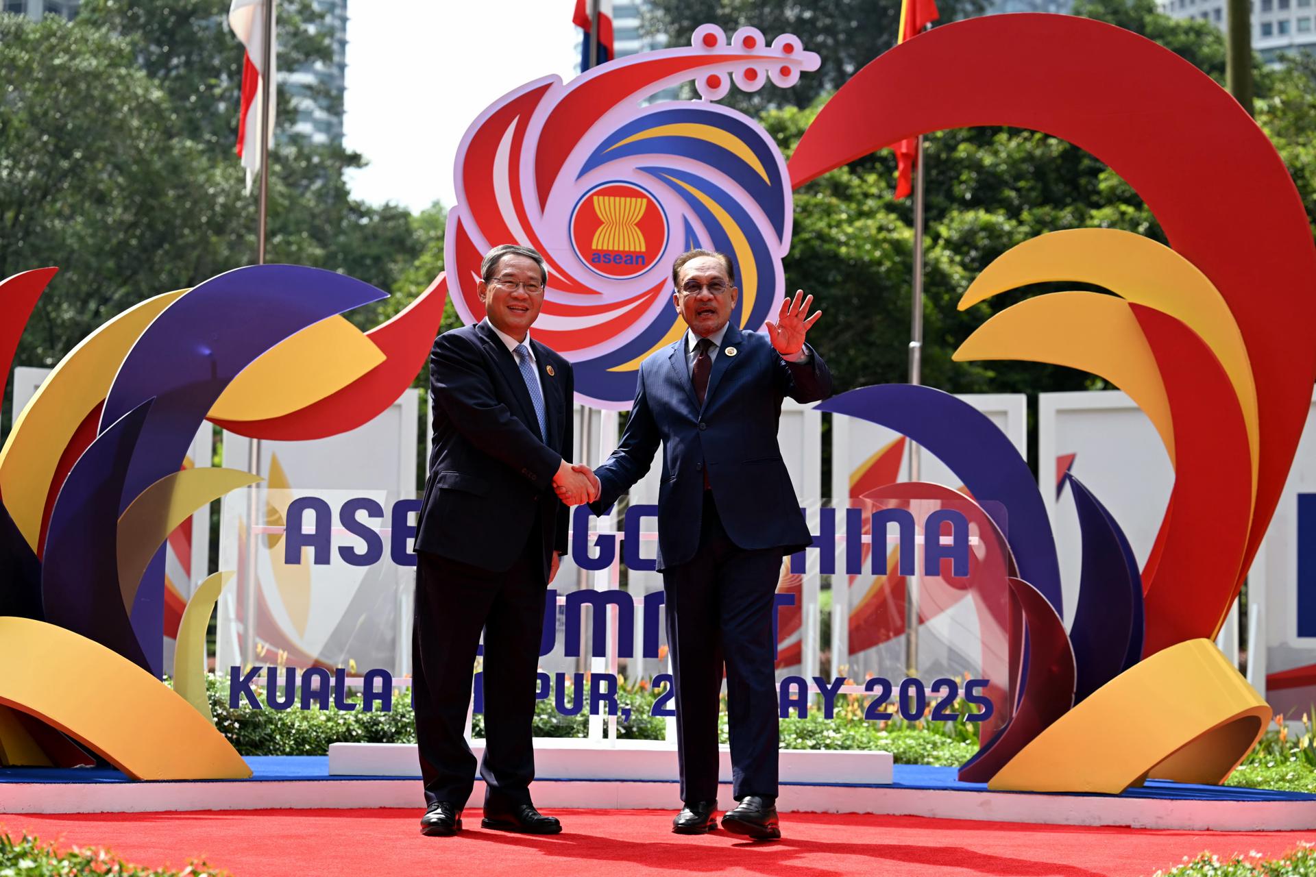 Kuala Lumpur (Malaysia), 27/05/2025.- Malaysia's Prime Minister Anwar Ibrahim (R) shakes hands with China's Premier Li Qiang (L) ahead of the ASEAN - Gulf Cooperation Council (GCC) - China Summit after the 46th Association of Southeast Asian Nations (ASEAN) Summit in Kuala Lumpur, Malaysia, 27 May 2025. (Malasia) EFE/EPA/MOHD RASFAN / POOL