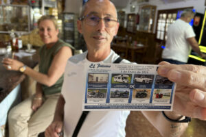 Un cliente de la venta El Paisano, en Utrera (Sevilla), muestra la papeleta que ha comprado de la cesta. EFE/Fermín Cabanillas