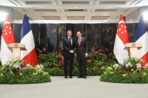 El primer ministro de Singapur, Lawrence Wong (d), y el presidente de Francia, Emmanuel Macron (i), durante la visita del líder galo a la ciudad-Estado asiática.
EFE/EPA/MDDI HANDOUT One-time use only in print, broadcast and/or online platforms
Archival of images/videos is allowed but permission from MDDI/PMO is required for any republishing in future beyond 90 days from the date of release.HANDOUT EDITORIAL USE ONLY/NO SALES