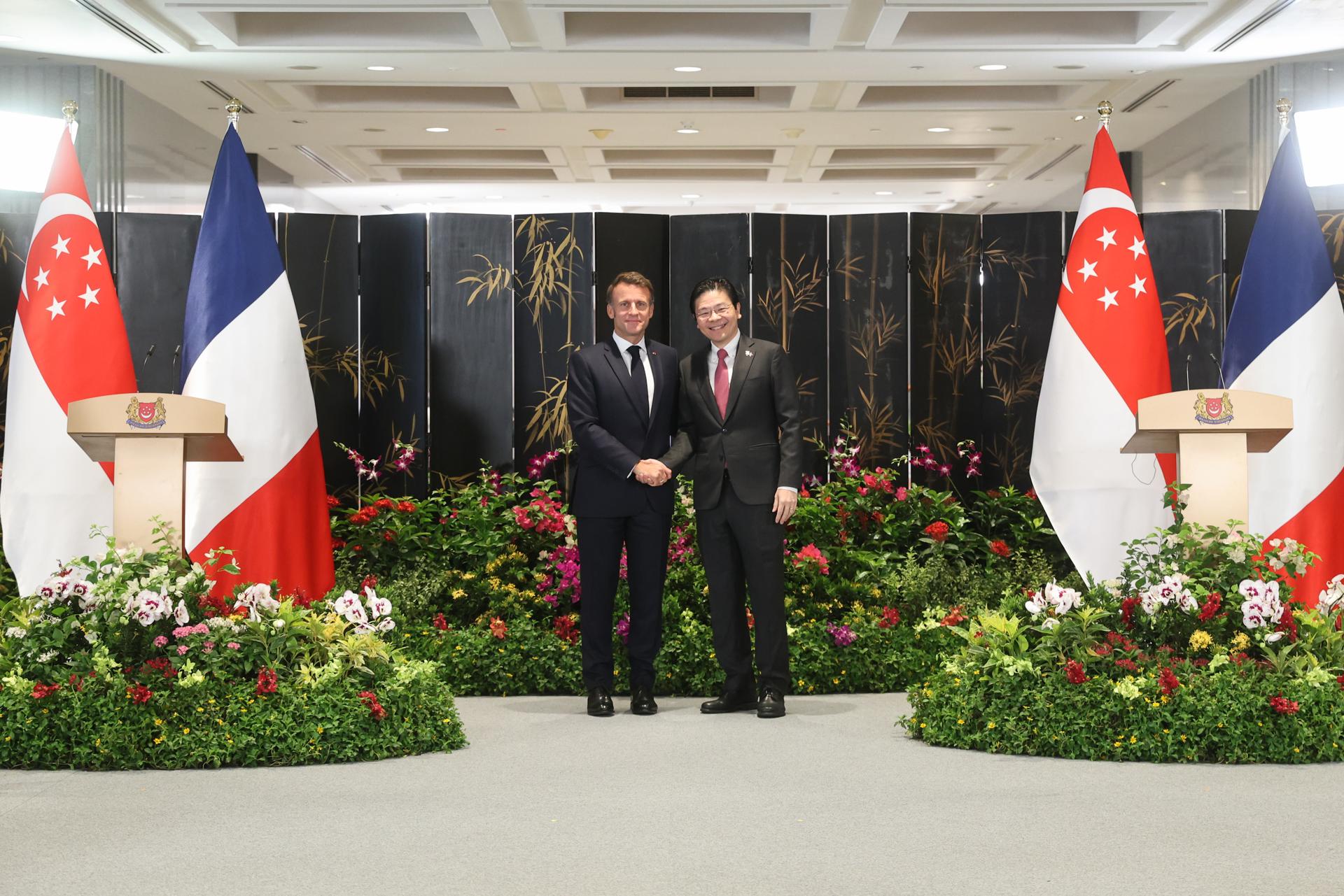 El primer ministro de Singapur, Lawrence Wong (d), y el presidente de Francia, Emmanuel Macron (i), durante la visita del líder galo a la ciudad-Estado asiática.
EFE/EPA/MDDI HANDOUT One-time use only in print, broadcast and/or online platforms
Archival of images/videos is allowed but permission from MDDI/PMO is required for any republishing in future beyond 90 days from the date of release.HANDOUT EDITORIAL USE ONLY/NO SALES