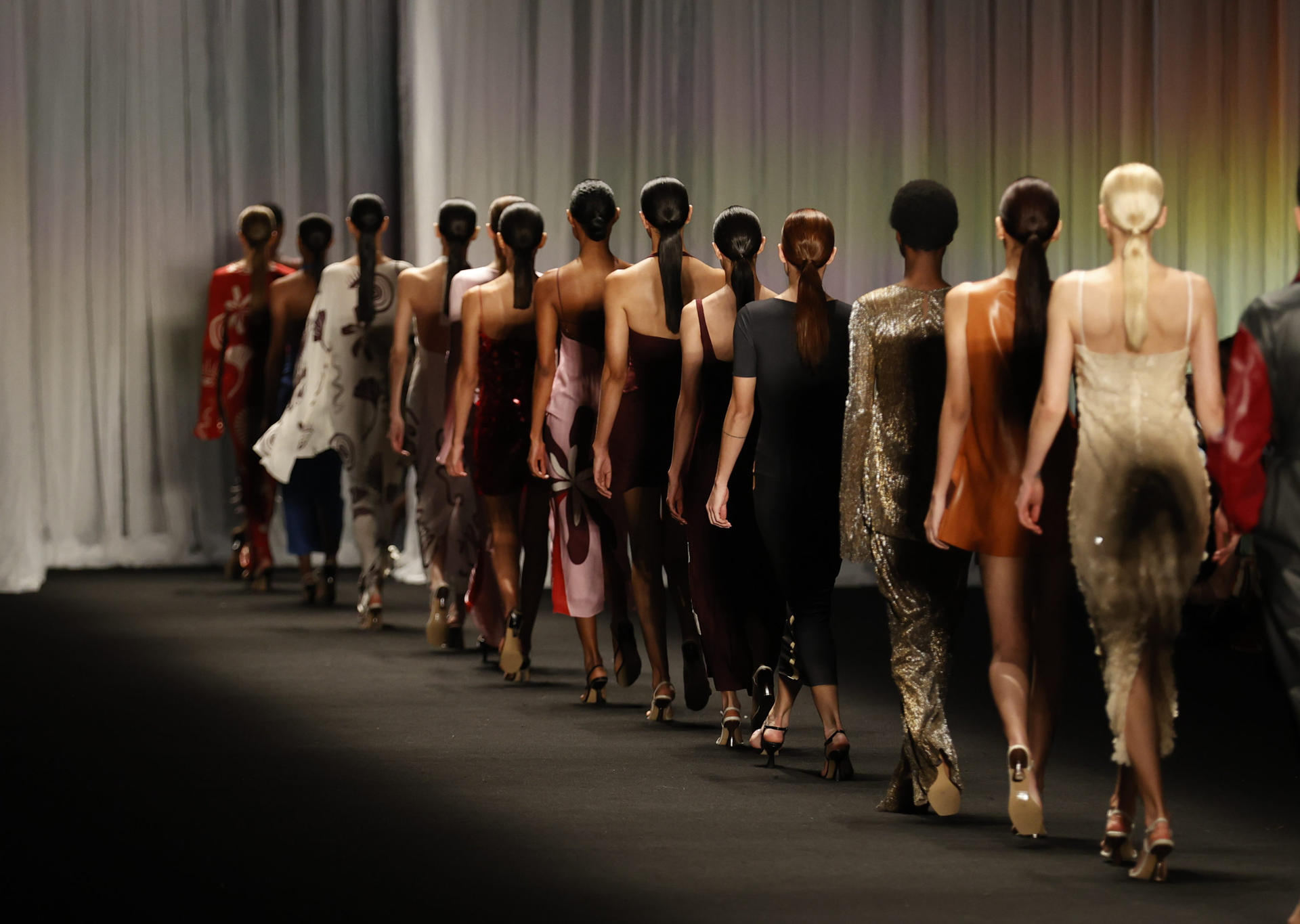 Modelos lucen diseños de la marca Cala de la Cruz este jueves, durante un desfile del Bogotá Fashion Week 2025 en Bogotá (Colombia). EFE/ Mauricio Dueñas Castañeda