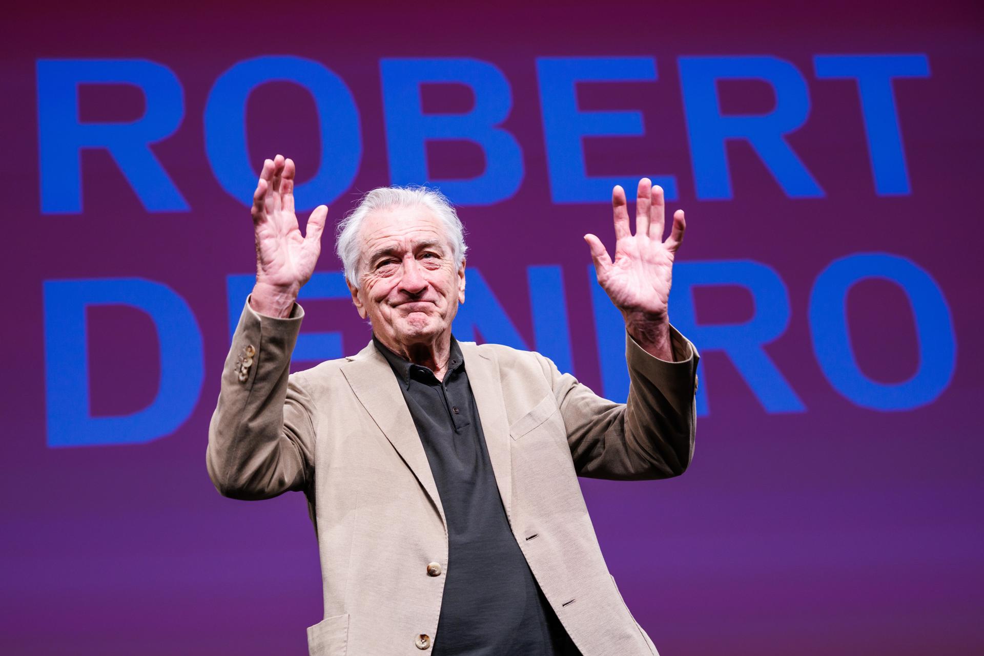 El actor estadounidense Robert De Niro saluda mientras asiste a la charla 'Rendez-vous avec Robert de Niro' durante el 78º Festival de Cine de Cannes, en Cannes, Francia, el 14 de mayo de 2025. El festival de cine se celebra del 13 al 24 de mayo de 2025. (Cine, Francia) EFE/EPA/CLEMENS BILAN / POOL