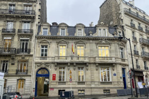 Edificio situado en el número 11 de la Avenida Marceau de París que alberga la biblioteca del Instituto Cervantes, cedido al PNV. EFE/ Val Torres