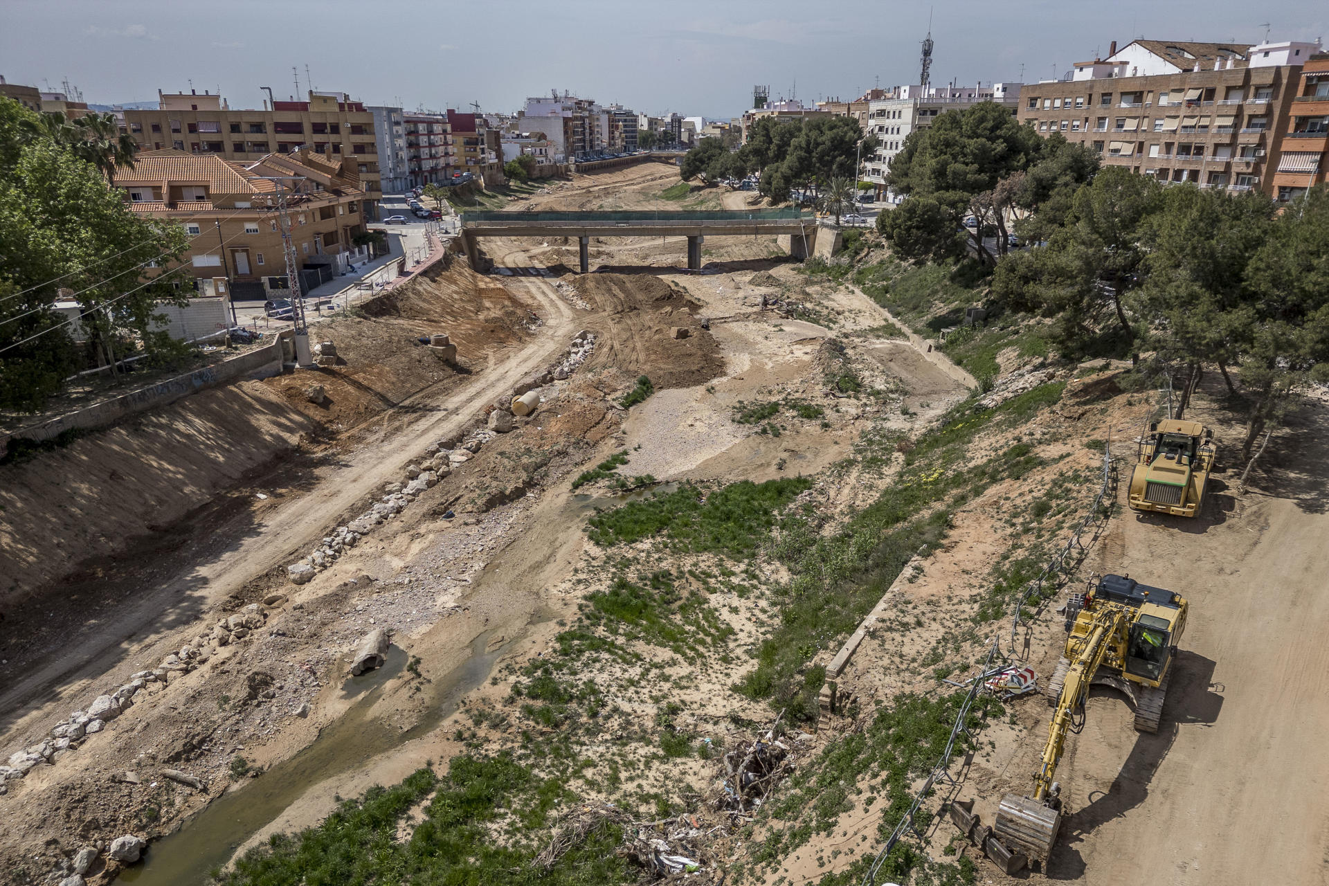 Imagen de archivo (29/04/2025) de una vista general del barranco del Poyo a su paso por Paiporta cuando se cumplían 6 meses de la dana que afectó a varias comarcas de Valencia con casi doscientos treinta muertos. EFE/Biel Aliño