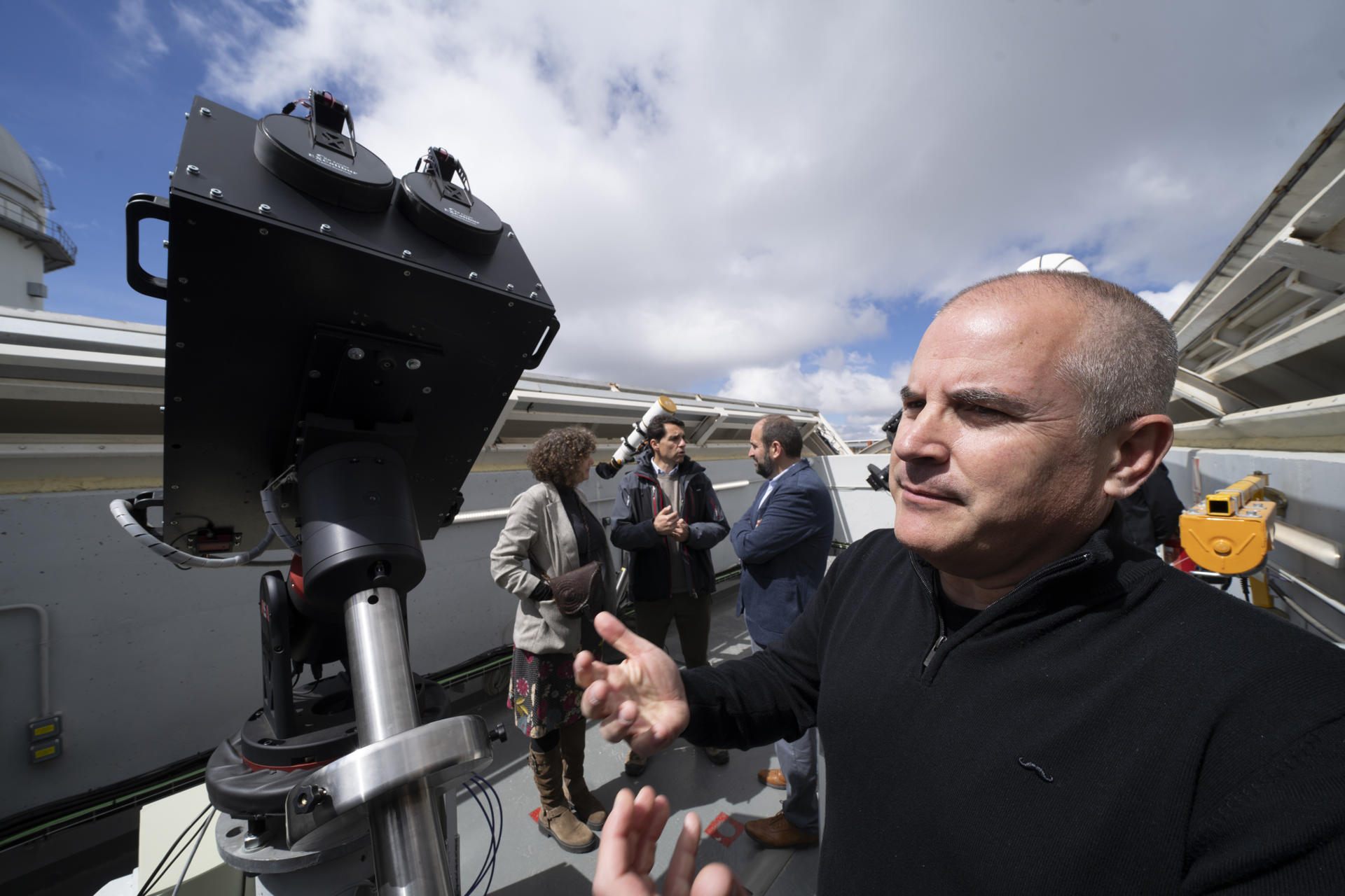 La Agencia Espacial Europea (ESA) dirigirá los primeros pasos de su misión espacial 'Arrakihs', destinada a la recopilación de datos para la investigación de la materia oscura, en el Observatorio Astrofísico de Javalambre (OAJ), en Teruel, desde donde contemplará su comportamiento gracias a la réplica de una cámara binocular que lanzarán en 2030. En la foto en primer termino, Antonio Marín-Franch, director Observatorio Astrofísico de Javalambre. EFE/Antonio Garcia