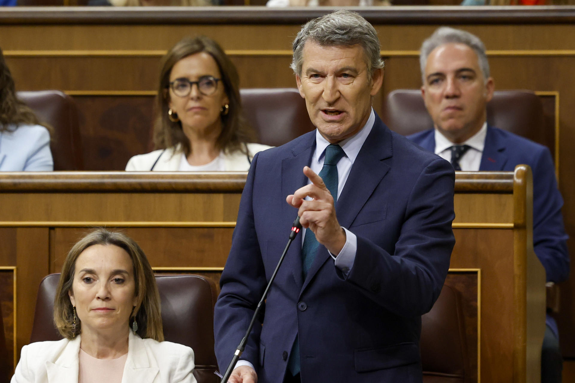 El líder del PP, Alberto Núñez Feijóo, durante su intervención en la sesión de control al Gobierno este miércoles en el Congreso. EFE/Mariscal