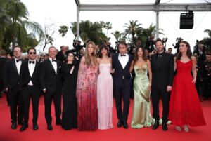 Adria Arjona (3 d), Emily Korteweg (d), Ro Donnelly (5 i), Michael Angelo Covino (4d), Dakota Johnson (5d) y otros en el estreno de 'Splitsville', durante el 78º Festival de Cine de Cannes, en Cannes, Francia, 19 de mayo de 2025. EFE/CLEMENS BILAN