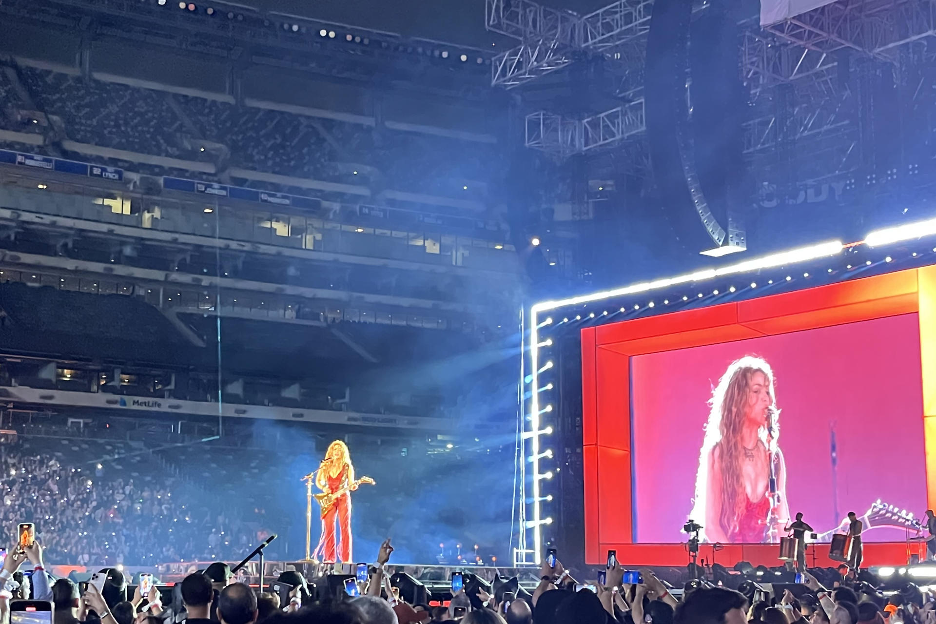 La cantante colombiana Shakira canta durante un concierto de su gira 'Las mujeres ya no lloran world tour' este jueves, en el MetLife Stadium en Nueva Jersey (Estados Unidos). Shakira se transformó en una ‘loba’ apoteósica en su concierto de Nueva Jersey (EE.UU.), donde recordó su historia de inmigración en el país, envió un mensaje de empoderamiento femenino y acabó bailando entre billetes mientras se gozaba sus éxitos. EFE/ Nora Quintanilla