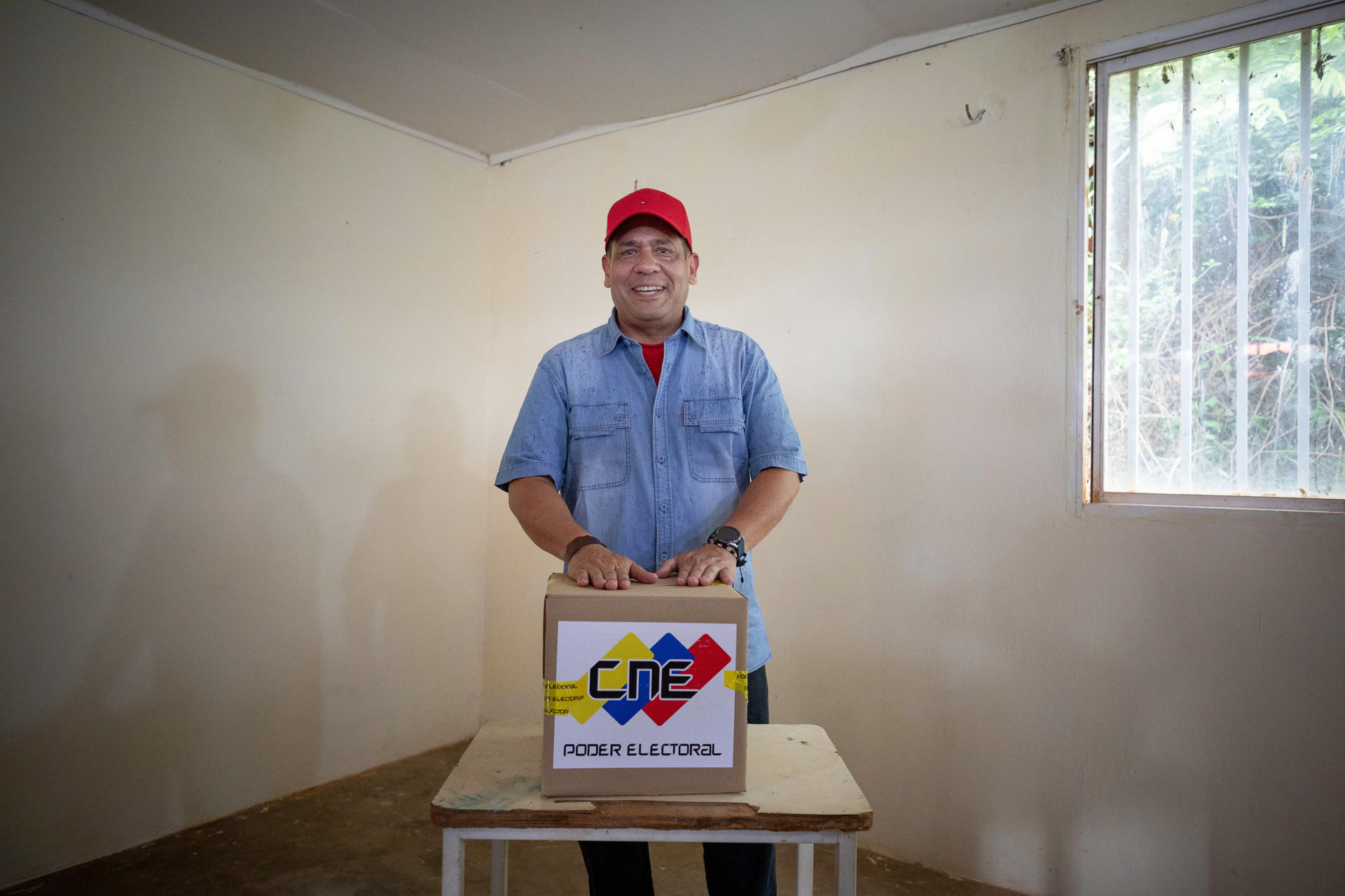 El candidato chavista a la Gobernación del recién creado estado venezolano de la Guayana Esequiba, Neil Villamizar, vota este domingo en Dalla Costa (Venezuela). EFE/ Rayner Peña R