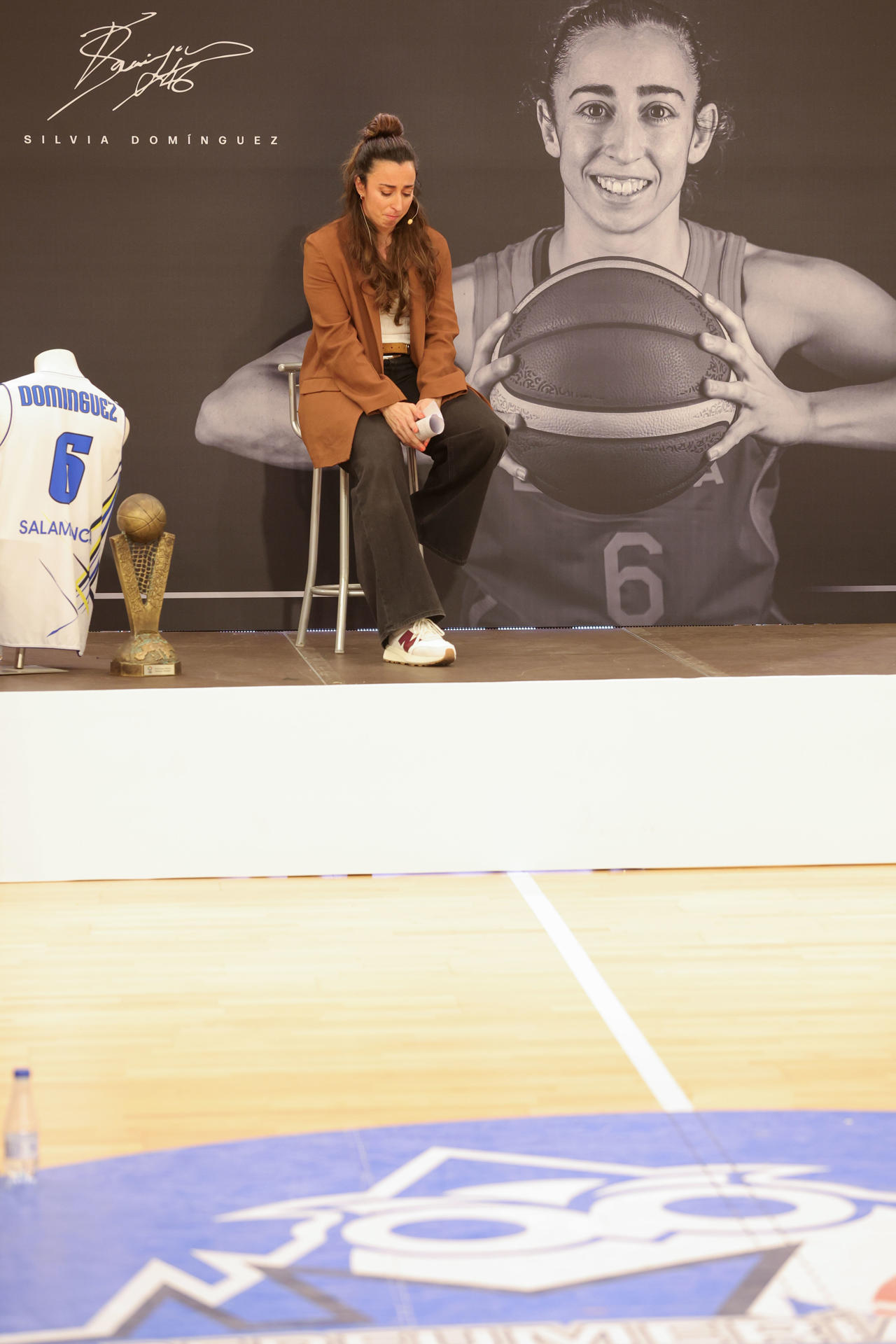 La exinternacional española y leyenda del Club Baloncesto Perfumerías Avenida de Salamanca, Silvia Domínguez, anunció este martes su retirada del baloncesto. En un multitudinario acto en la casa de Avenida, el Pabellón de Würzburg, con casi una de sus tribunas llenas para tal convocatoria, la jugadora catalana comunicó la decisión sobre su futuro profesional a sus 38 años, poniendo fin a una carrera de 23 años. EFE/J.M.GARCIA