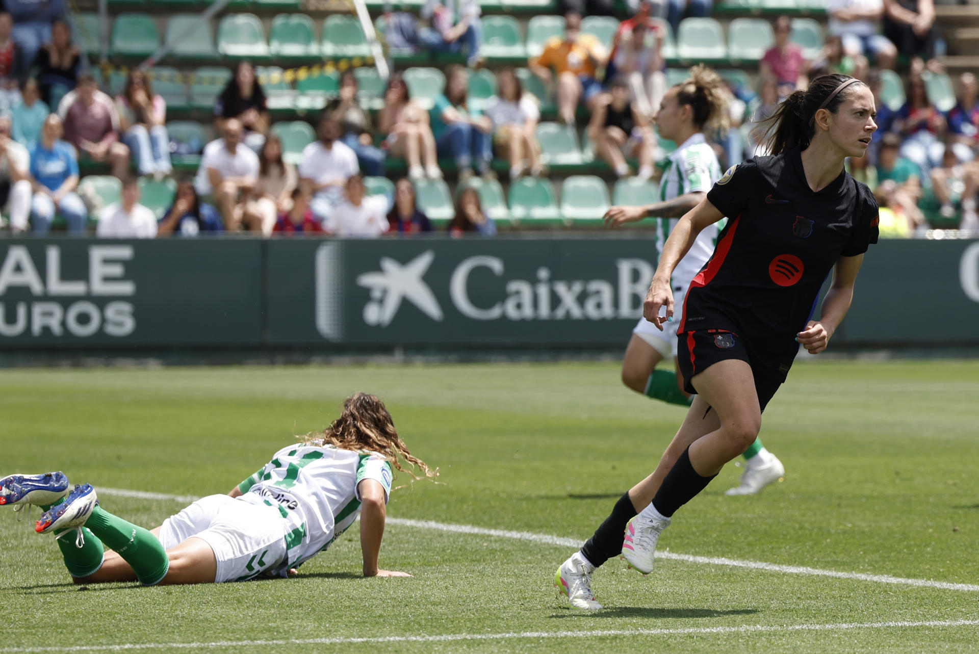 La centrocampista del FC Barcelona Aitana Bonmatí marca el 0-6 en el partido de Liga F disputado ante el Real Betis en la Ciudad Deportiva Luis del Sol en Sevilla. EFE/Julio Muñoz