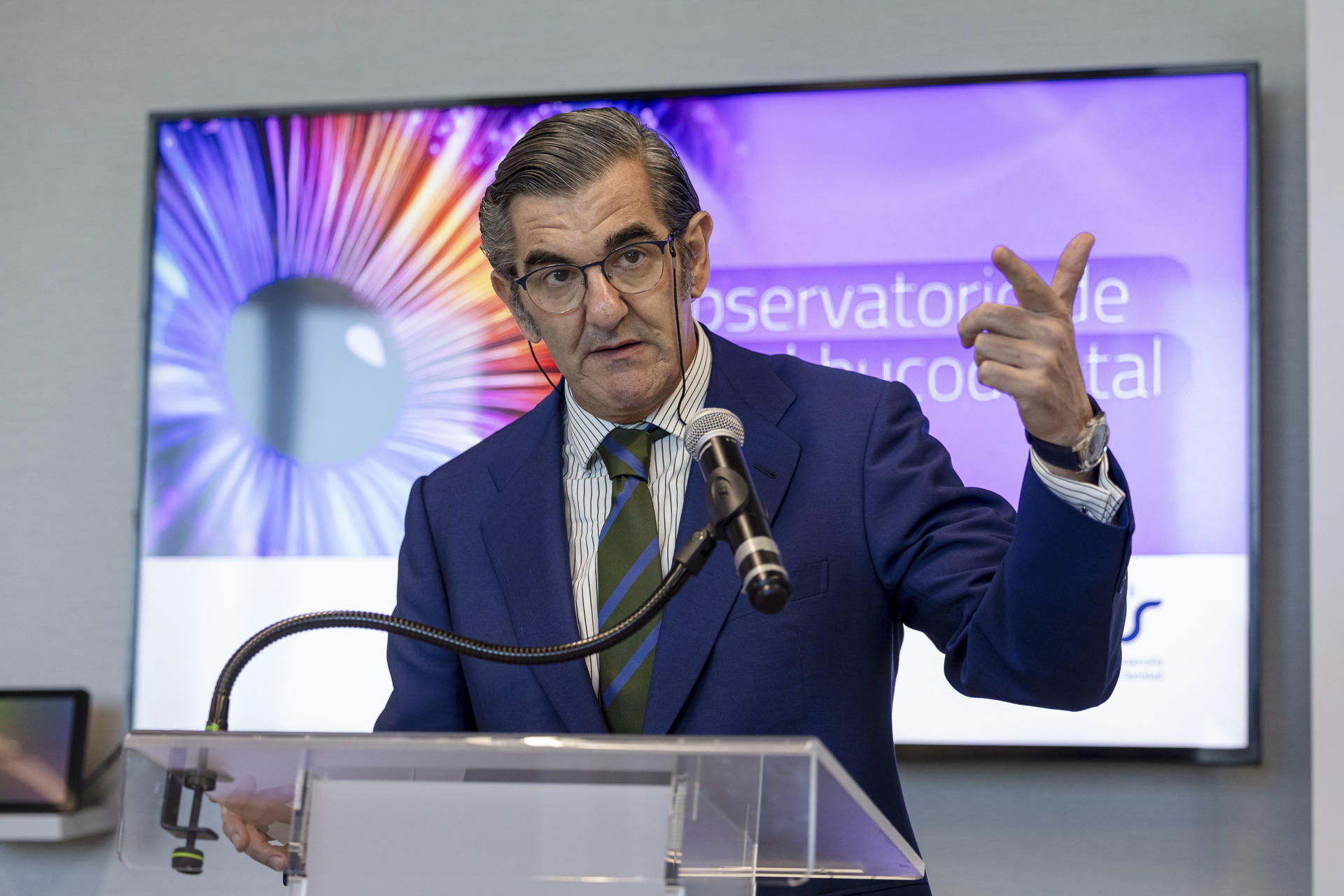 El presidente de la Fundación IDIS, Juan Abarca Cidón, interviene en la presentación del informe "Observatorio de salud bucodental", del Instituto para el Desarrollo e Integración de la Sanidad (Fundación IDIS), que analiza el abordaje de la atención odontológica en España y que muestra que el gasto sanitario público en este ámbito, este martes en Madrid. EFE/ Daniel Gonzalez