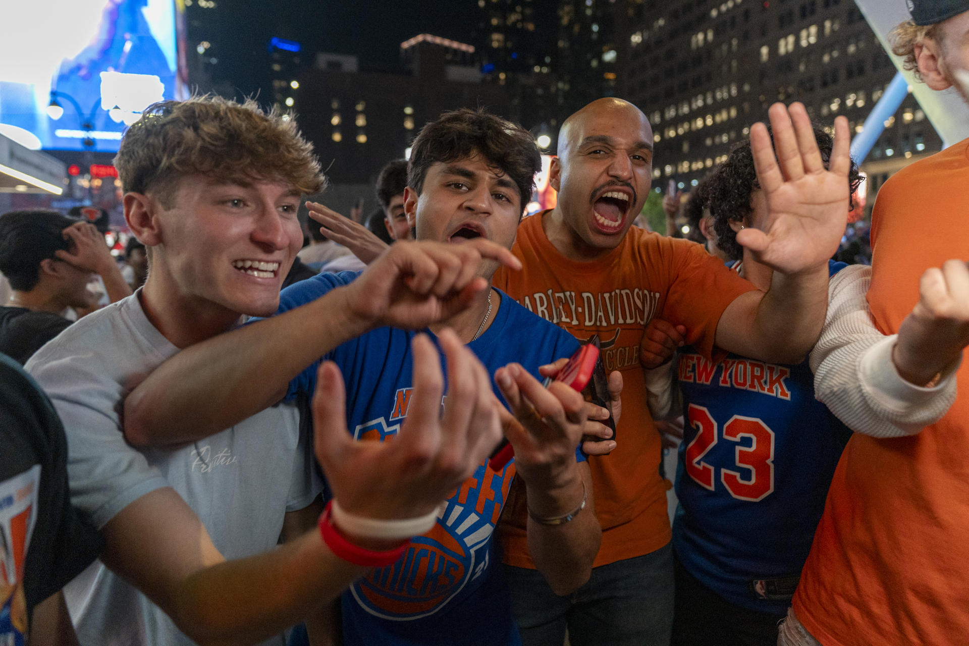 Hinchas de los New York Knicks celebran el triunfo de su equipo en un partido de la NBA ante los Boston Celtics, a las afueras del Madison Square Garden, en Nueva York (EE.UU.). EFE/ Ángel Colmenares