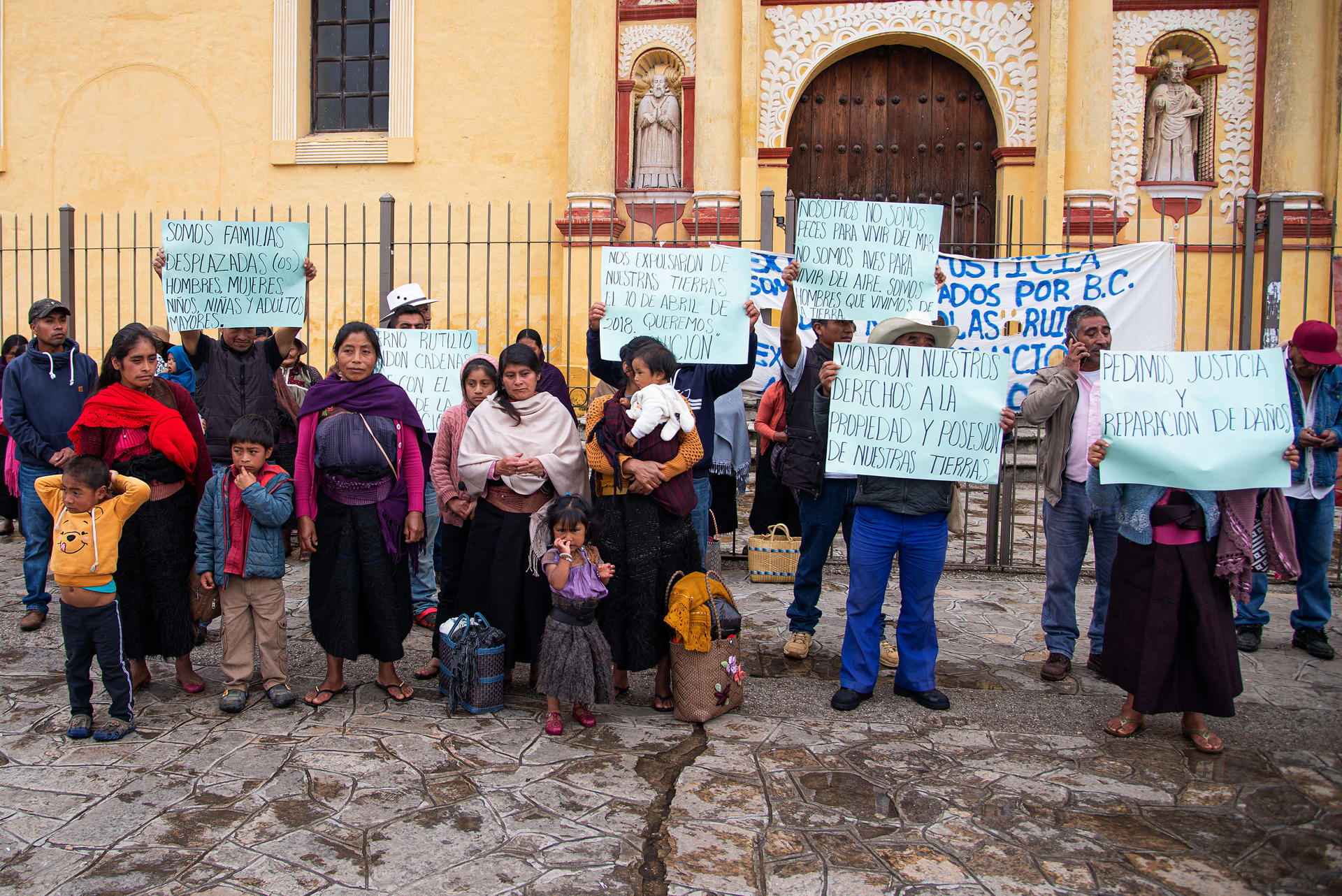 Fotografía de archivo que muestra a familias víctimas de desplazamiento forzado en una protesta en el municipio de San Cristóbal de las Casas, en Chiapas (México). EFE/ Carlos López