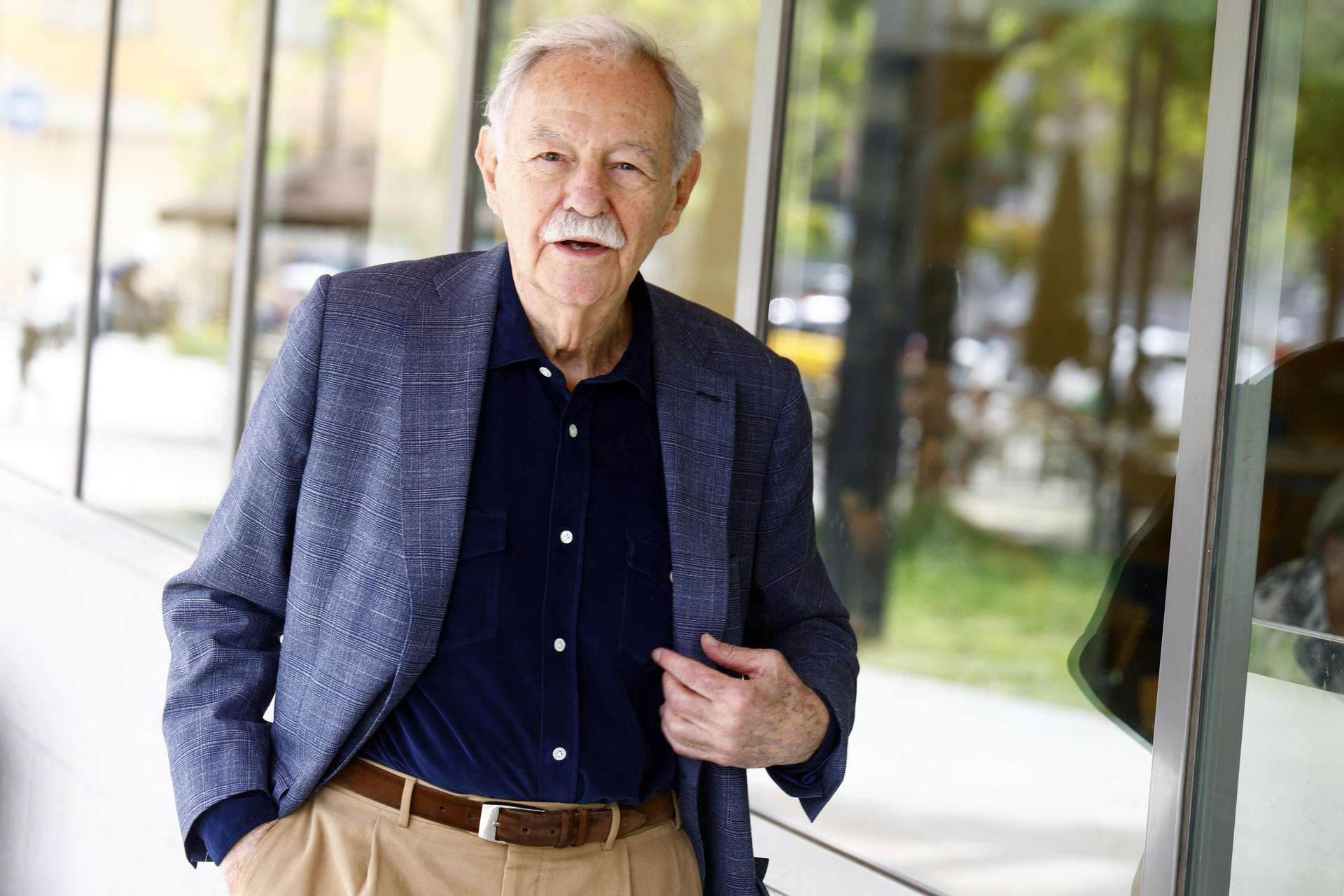 El escritor Eduardo Mendoza, una de las voces de la narrativa contemporánea más reconocidas por público y crítica, posa para la prensa gráfica a su llegada a la rueda de prensa que ha ofrecido este miércoles en Barcelona, tras haber sido galardonado con el Premio Princesa de Asturias de las Letras 2025. EFE/Quique García