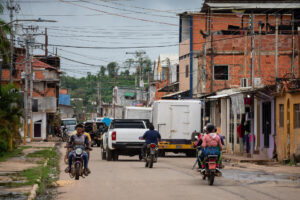 Personas transitan por una calle en Dalla Costa, municipio Sifontes del estado Bolívar (Venezuela). EFE/ Rayner Peña R