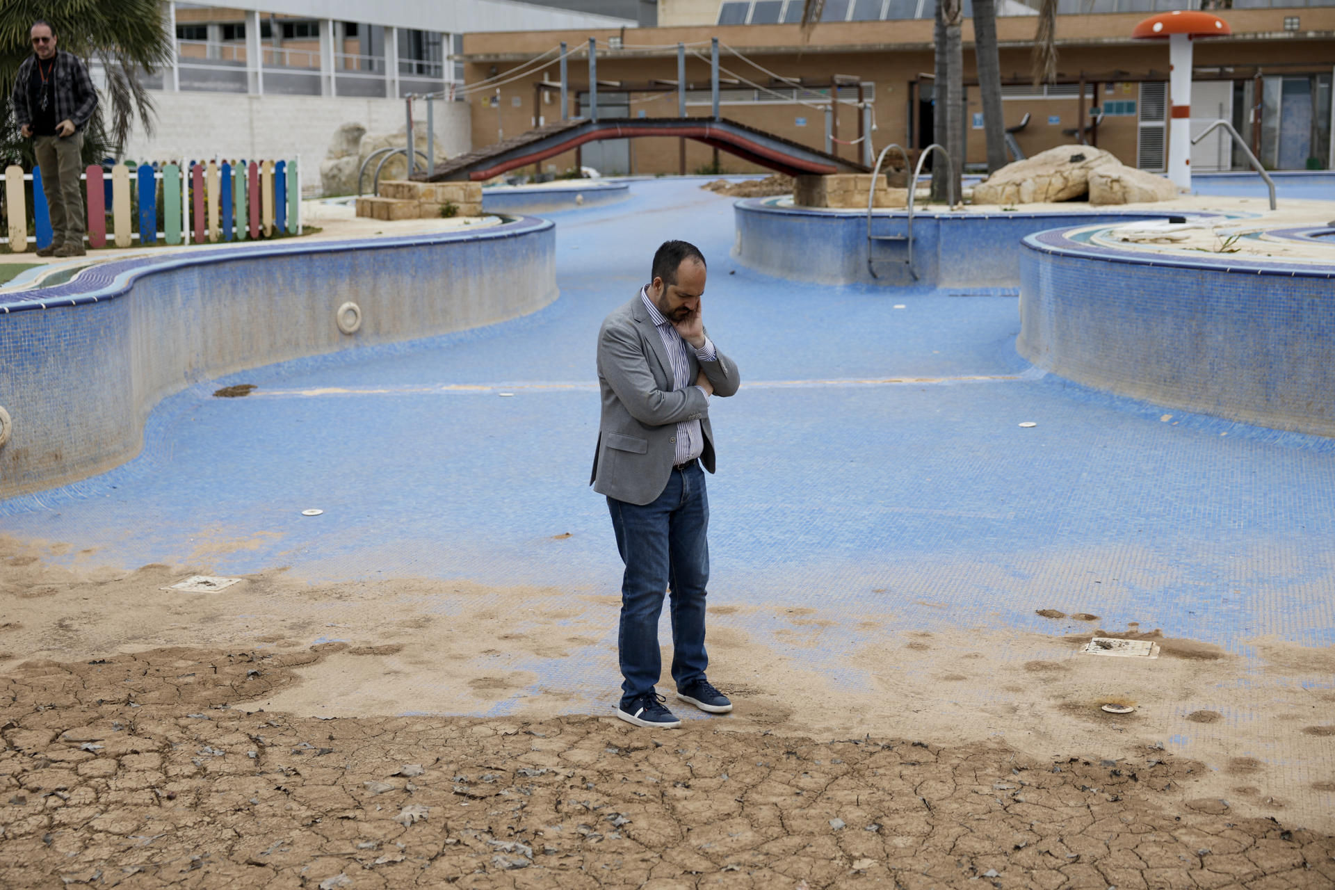 Muchos de los municipios de la provincia de Valencia que vieron afectadas sus piscinas por la dana del pasado 29 de octubre trabajan a contrarreloj para tener listas estas instalaciones para este verano, aunque Aldaia y Paiporta ya han confirmado que no les dará tiempo y no podrán abrirlas, lo que afectará a cerca de 80.000 usuarios. En la imagen el alcalde de Aldaia, Guillermo Luján, en la piscina municipal que fue gravemente afectada por la dana. EFE/Biel Aliño