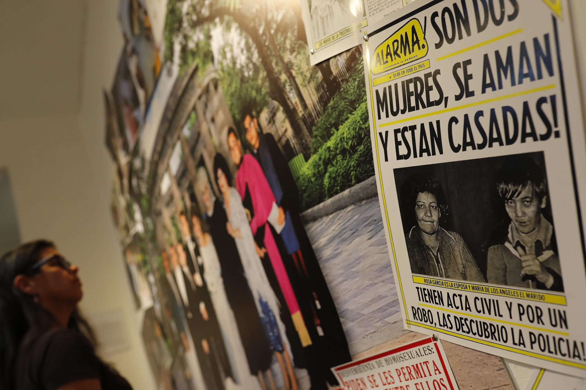 Una visitante observa la exposición del "15 aniversario del matrimonio igualitario en México", este viernes en el Museo Memoria LGBTTIQ, en Guadalajara, Jalisco (México). EFE/ Francisco Guasco