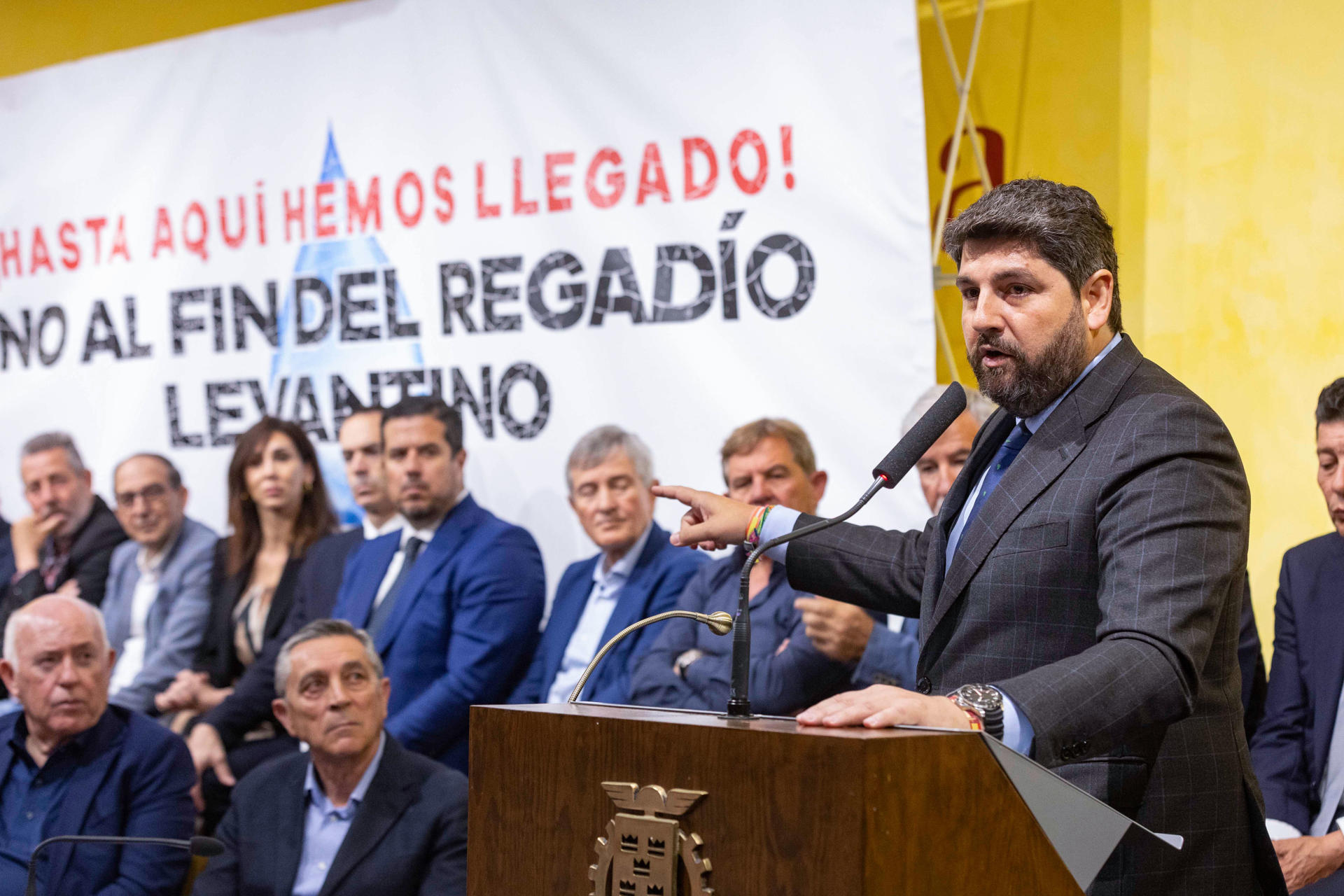 El presidente de la Región de Murcia, Fernando López Miras, interviene durante un acto de protesta contra las nuevas reglas de explotación del trasvase Tajo-Segura. EFE/Marcial Guillén