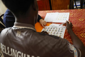 Imagen de archivo de (19/04/2025) de Oumar (d), natural de Senegal, quien llegó a El Hierro en un cayuco en noviembre de 2023 con 16 años y pasó por varios centros. EFE/JP Gandul
