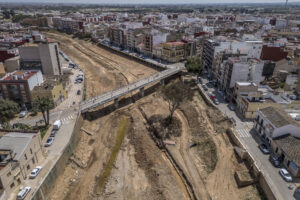 Vista general del barranco del Poyo a su paso por Paiporta cuando se cumplieron 6 meses de la dana. EFE/Biel Aliño