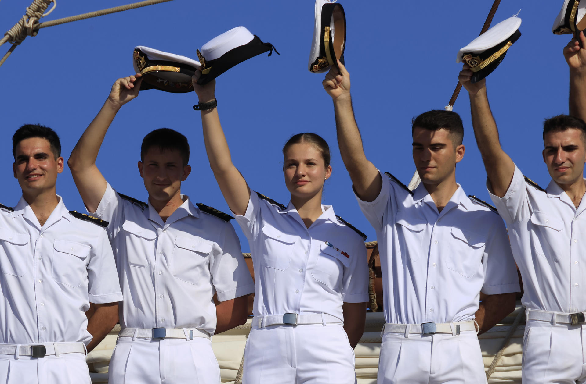 La princesa de Asturias, Leonor de Borbón (c), saluda a su llegada este viernes al puerto de Cartagena de Indias (Colombia) a bordo del buque escuela de la Armada española Juan Sebastián Elcano que realiza su crucero 97 de instrucción. EFE/RICARDO MALDONADO ROZO