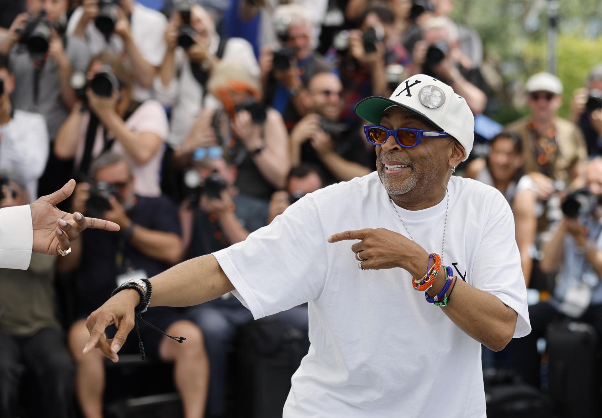 El director Spike Lee asiste a la sesión de fotos de 'Highest 2 Lowest' durante el 78º Festival de Cine de Cannes, en Cannes, Francia, el 19 de mayo de 2025. El festival de cine se celebra del 13 al 24 de mayo de 2025. (Cine, Francia) EFE/EPA/GUILLAUME HORCAJUELO