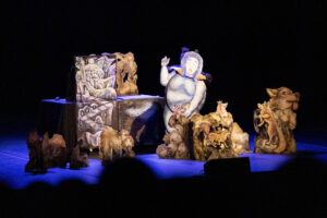 Vista general de una escena de la obra teatral 'Lunática', de la compañía argentina Kika Producciones, durante su presentación este viernes, 30 de mayo, en la inauguración del Festival Internacional de Títeres de Ecuador 'Con Bombos y Platillos', en el Teatro Capitol de Quito (Ecuador). EFE/Alexánder Martínez