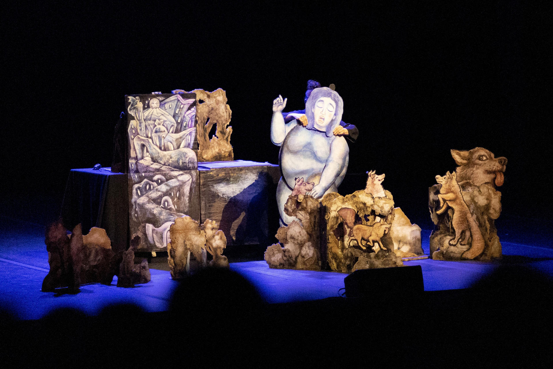Vista general de una escena de la obra teatral 'Lunática', de la compañía argentina Kika Producciones, durante su presentación este viernes, 30 de mayo, en la inauguración del Festival Internacional de Títeres de Ecuador 'Con Bombos y Platillos', en el Teatro Capitol de Quito (Ecuador). EFE/Alexánder Martínez