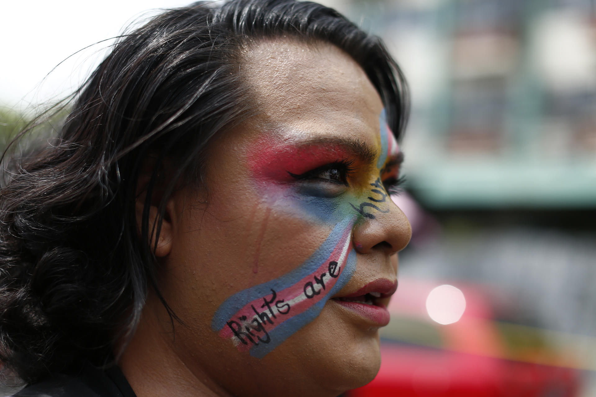 Una persona participa en una marcha en conmemoración del Día Internacional contra la Homofobia, la Transfobia y la Bifobia, este sábado, en San Salvador (El Salvador). EFE/ Rodrigo Sura