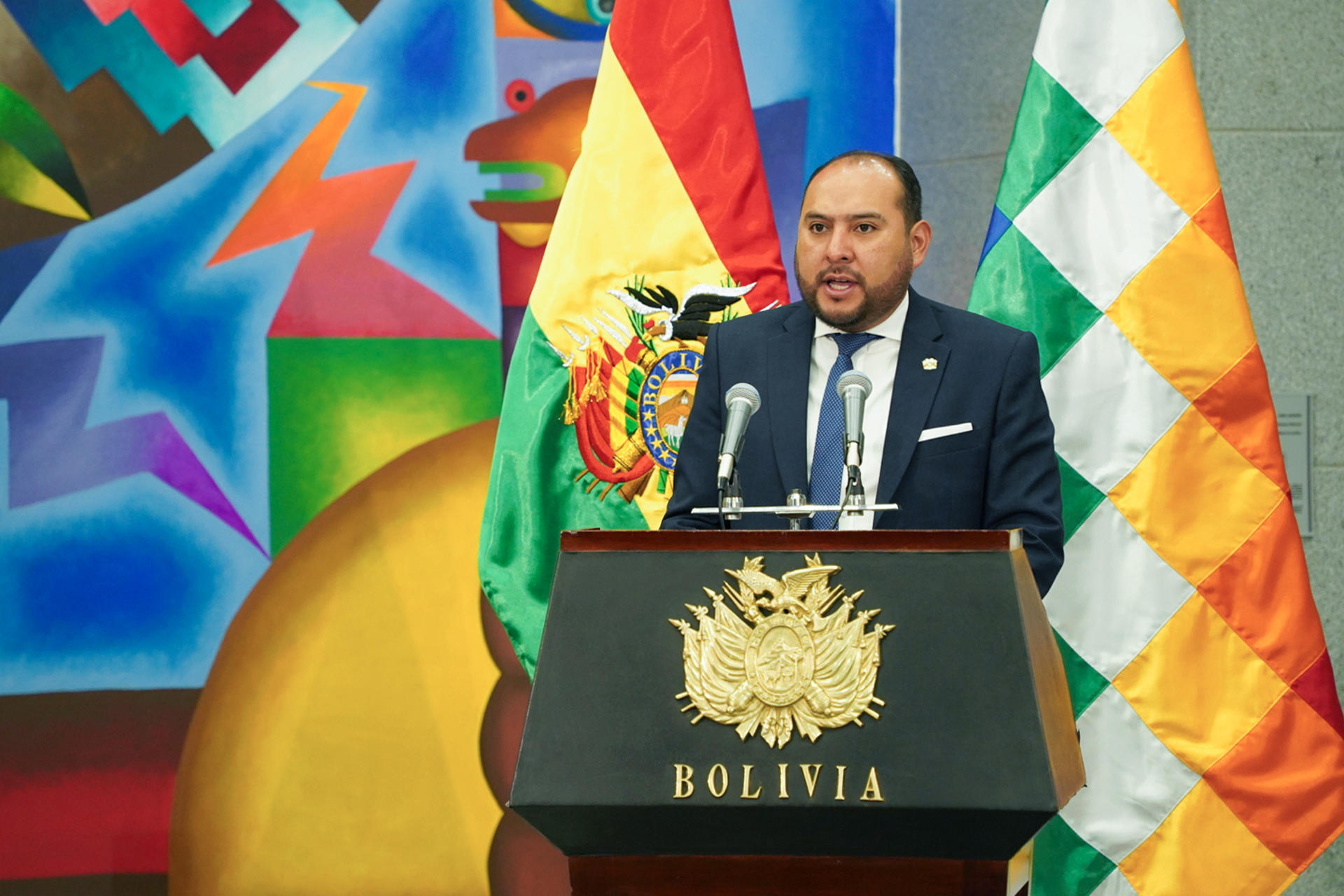 Fotografía cedida por el Ministerio de Gobierno que muestra la nuevo ministro Roberto Ríos hablando este martes, en La Paz (Bolivia). EFE/ Ministerio de Gobierno