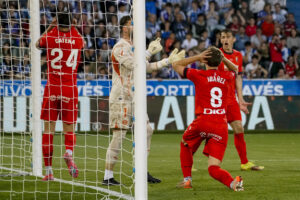 El centrocampista del Osasuna Pablo Ibáñez (d) reacciona este sábado, durante el partido de la jornada 38 de LaLiga EA Sports, entre el Alavés y el Osasuna, en el estadio de Mendizorroza. EFE/ L. Rico