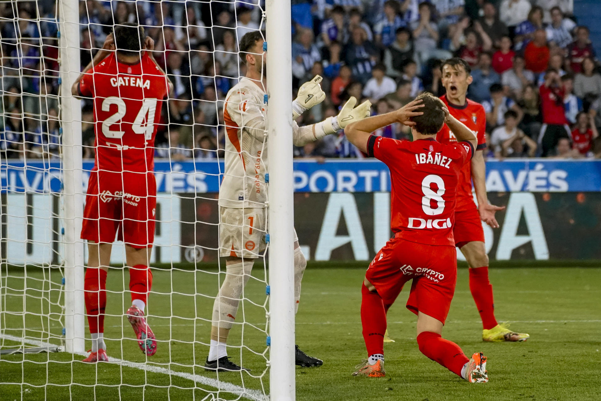 El centrocampista del Osasuna Pablo Ibáñez (d) reacciona este sábado, durante el partido de la jornada 38 de LaLiga EA Sports, entre el Alavés y el Osasuna, en el estadio de Mendizorroza. EFE/ L. Rico