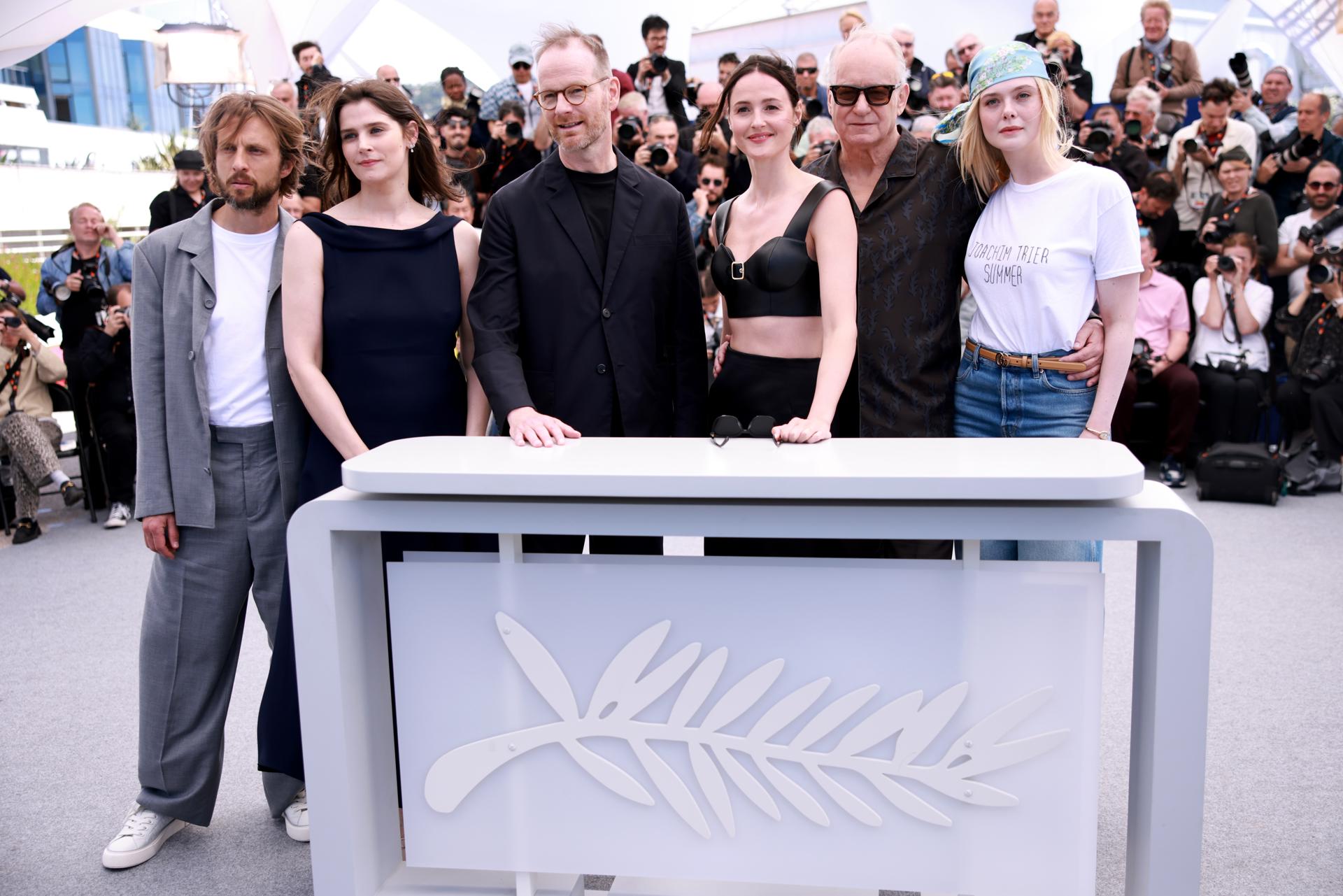 (De izquierda a derecha) Anders Danielsen Lie, Inga Ibsdotter Lilleaas, el director Joachim Trier, Renate Reinsve, Stellan Skarsgard y Elle Fanning asisten al photocall de 'Affeksjonsverdi (Valor sentimental)' durante el 78º Festival de Cine de Cannes, en Cannes, Francia, el 22 de mayo de 2025. El festival de cine se celebra del 13 al 24 de mayo de 2025. (Cine, Francia) EFE/EPA/CLEMENS BILAN
