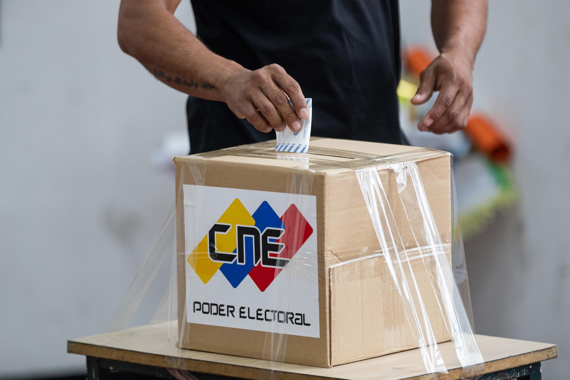 Un hombre vota durante un simulacro electoral este sábado, en Caracas (Venezuela). VEFE/ Ronald Peña R.