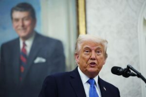 El presidente estadounidense, Donald Trump, habla en la Oficina Oval de la Casa Blanca en Washington, DC, EE.UU., 19 de mayo de 2025. EFE/EPA/SAMUEL CORUM / POOL