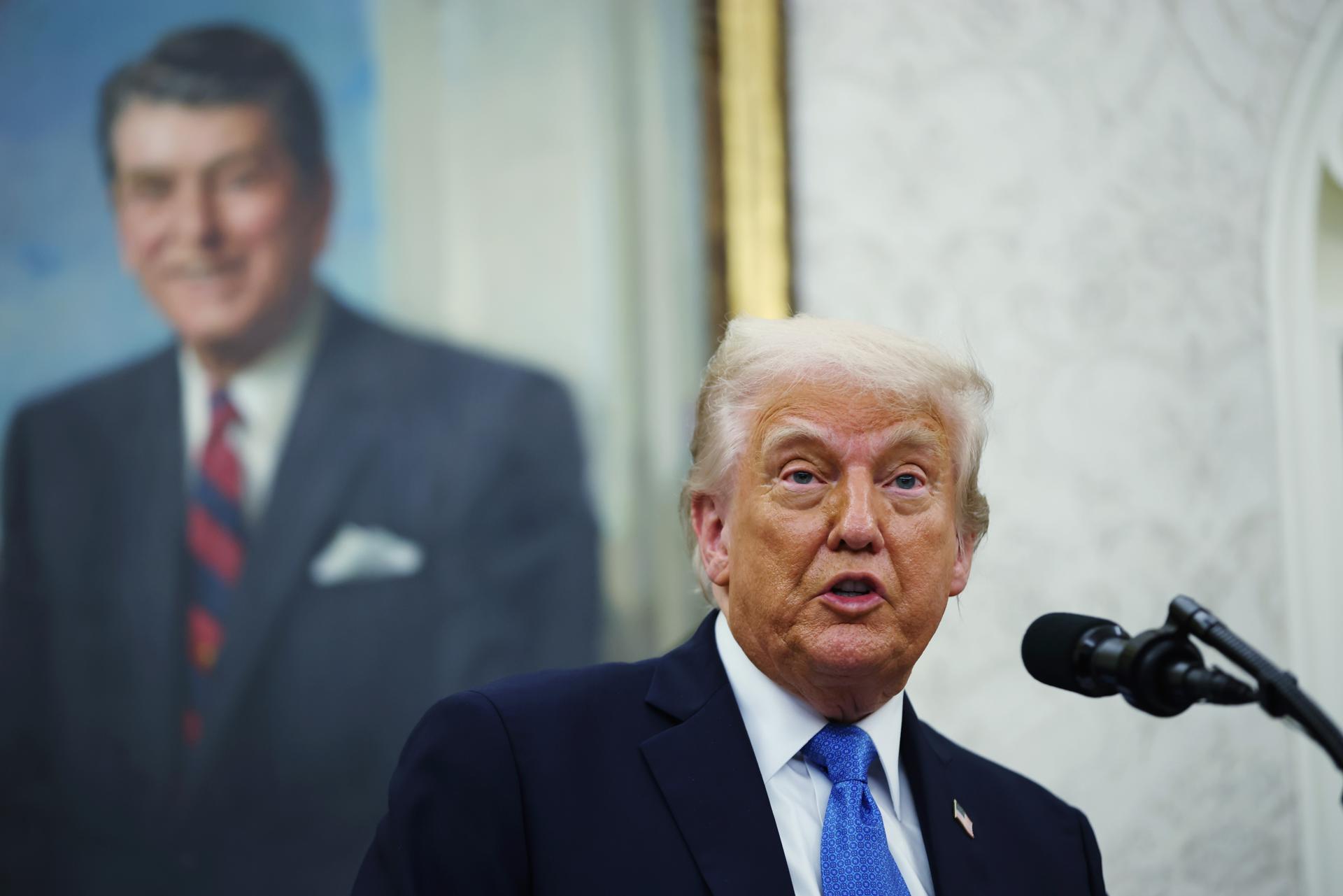 El presidente estadounidense, Donald Trump, habla en la Oficina Oval de la Casa Blanca en Washington, DC, EE.UU., 19 de mayo de 2025. EFE/EPA/SAMUEL CORUM / POOL