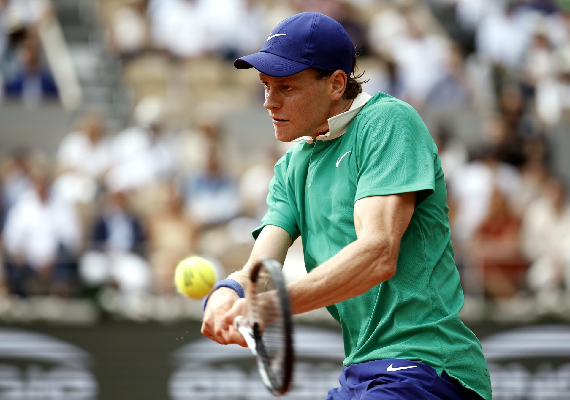 El italiano Jannik Sinner golpea una bola de revés durante su partido de segunda ronda contra el francés Richard Gasquet en el Abierto de Francia en París. EFE/EPA/YOAN VALAT