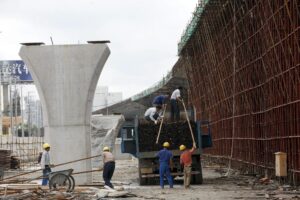 Imagen de archivo de un grupo de obreros trabajando en la construcción de una carretera en Shanghai, China. EFE/QILAI SHEN
