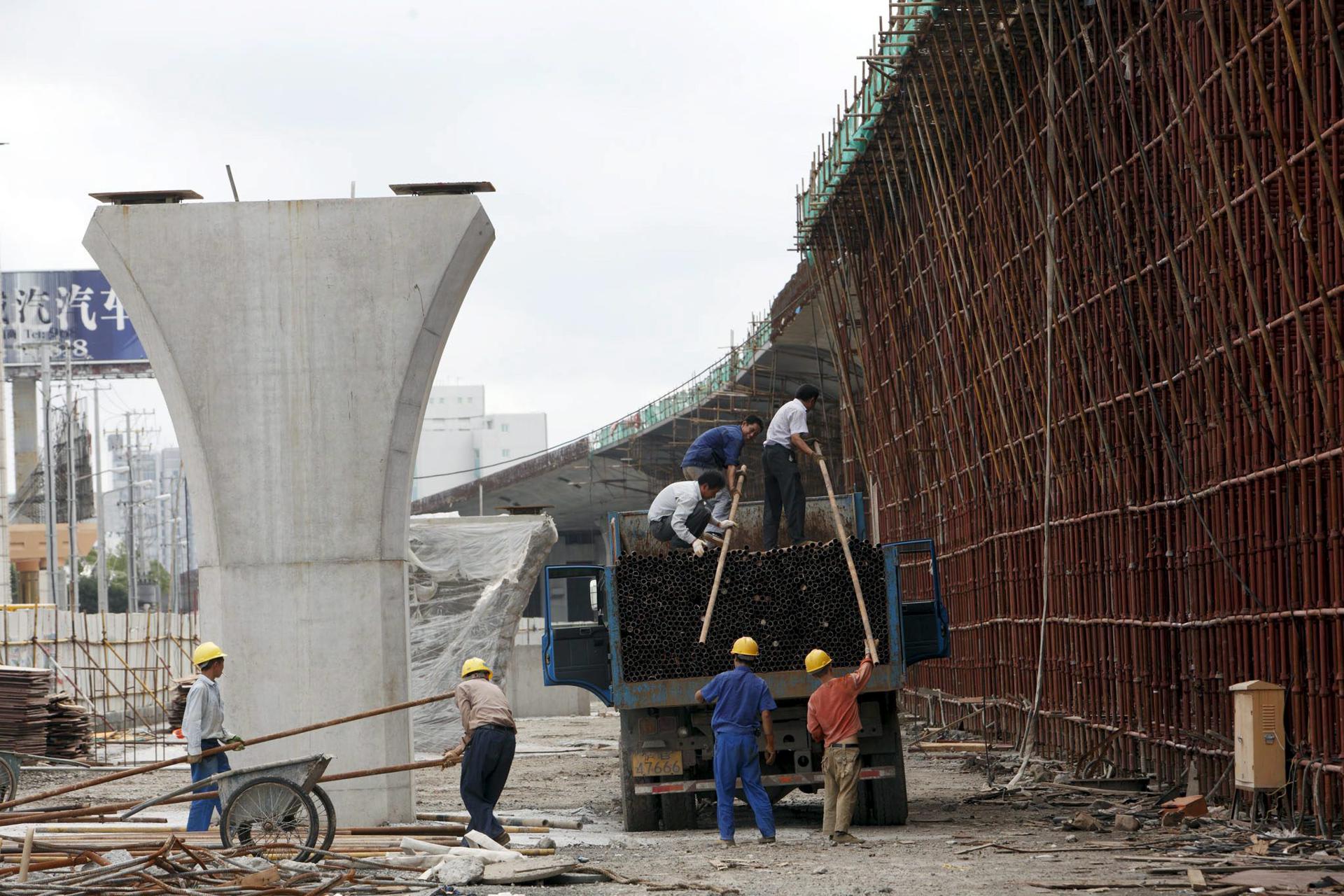 Imagen de archivo de un grupo de obreros trabajando en la construcción de una carretera en Shanghai, China. EFE/QILAI SHEN