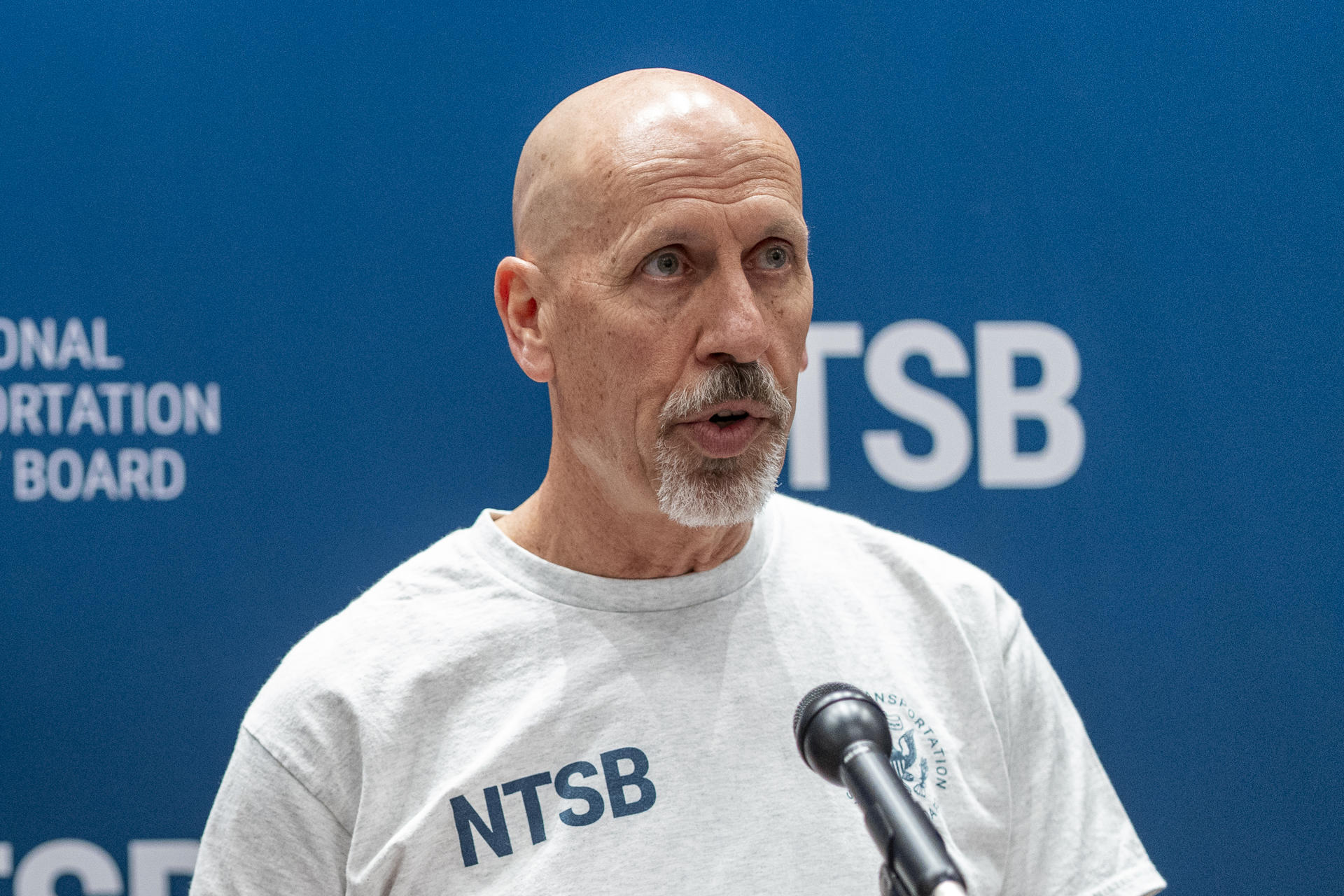 El miembro de la junta Nacional de Seguridad en el Transporte (NTSB) Michael E. Graham habla en una rueda de prensa este 19 de mayo de 2025, en Nueva York (Estados Unidos). EFE/ Ángel Colmenares