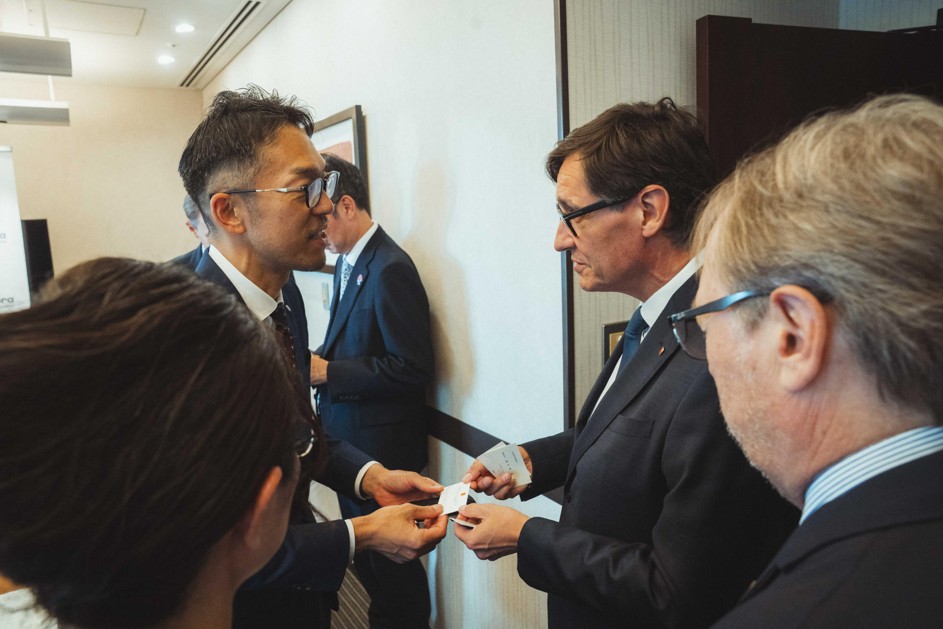 El presidente de la Generalitat, Salvador Illa (d), durante la reunión que ha mantenido con empresas japonesas instaladas en Cataluña o interesadas en invertir en la comunidad, en el marco del viaje institucional que el presidente Illa realiza a Japón. EFE/Arnau Carbonell/Generalitat ***SÓLO USO EDITORIA/SOLO USO PERMITIDO PARA ILUSTRAR LA NOTICIA QUE APARECE EN EL PIE DE FOTO (CRÉDITO OBLIGATORIO)***