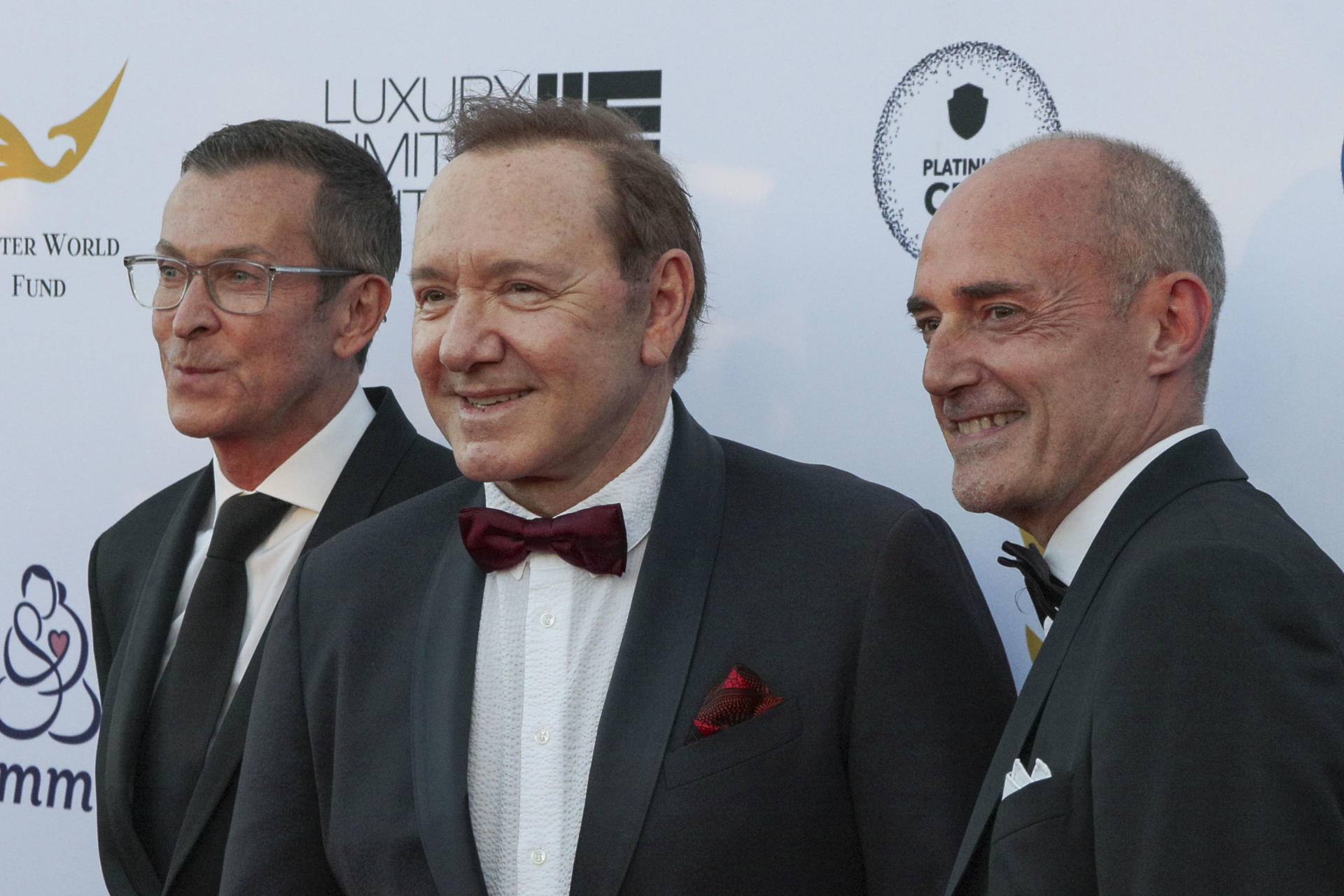 Manuel Collas de La Roche (i), fundador y presidente de la fundación Better World Fund, en la gala que celebra la organización sin ánimo de lucro durante el Festival de Cannes, donde además el actor estadounidense Kevin Spacey (c) recibe un premio a toda su trayectoria. El actor estadounidense Kevin Spacey es el invitado de honor de la gala que celebra la organización sin ánimo de lucro Better World Fund durante el Festival de Cannes, donde además recibe un premio a toda su trayectoria. EFE/Edgar Sapiña Manchado
