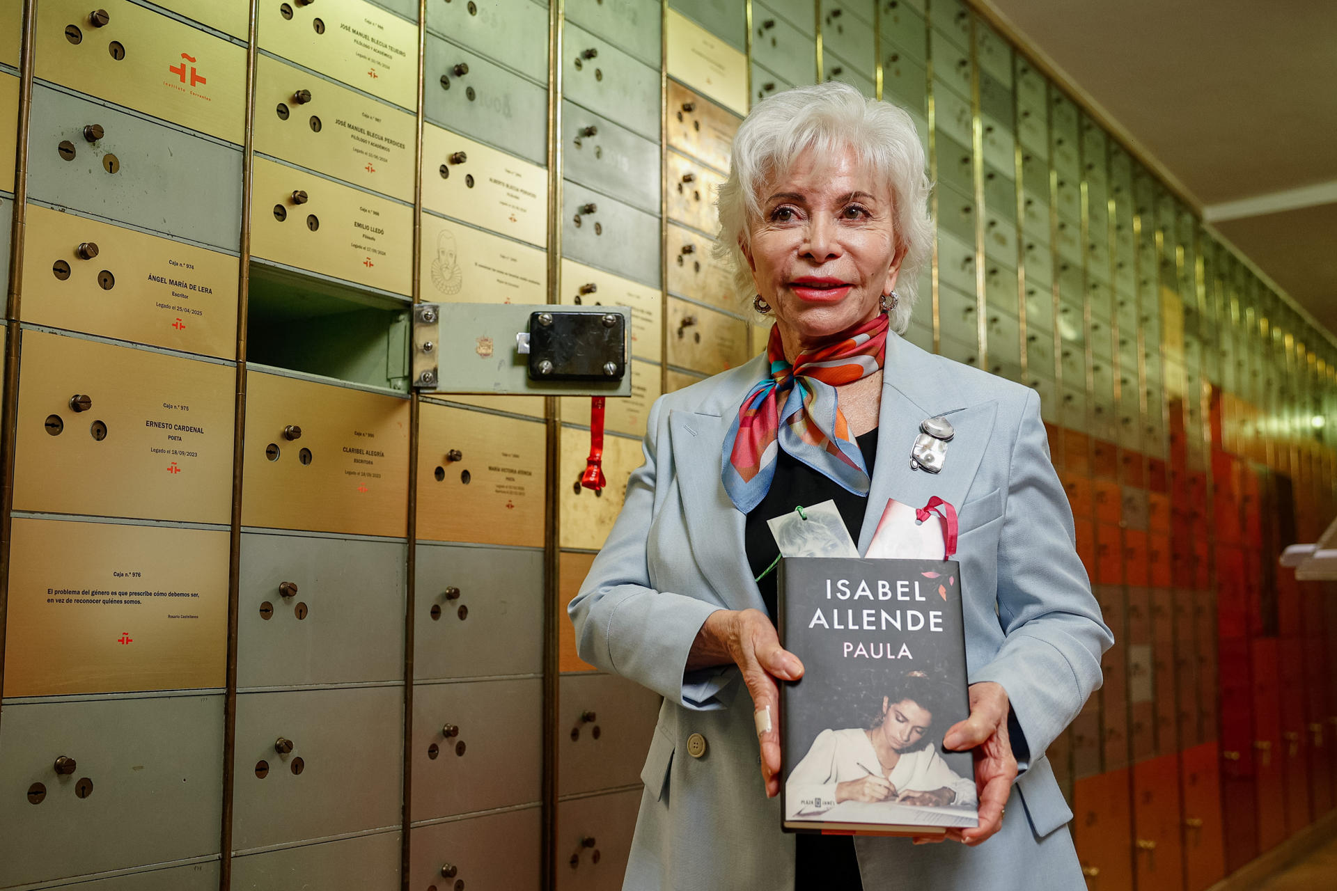 La escritora chilena Isabel Allende, que ha depositado su legado en la Caja de las Letras del Instituto Cervantes este jueves en Madrid, muestra el libro dedicado a su hija fallecida, 'Paula', antes de introducirlo en la caja. EFE/ Daniel González