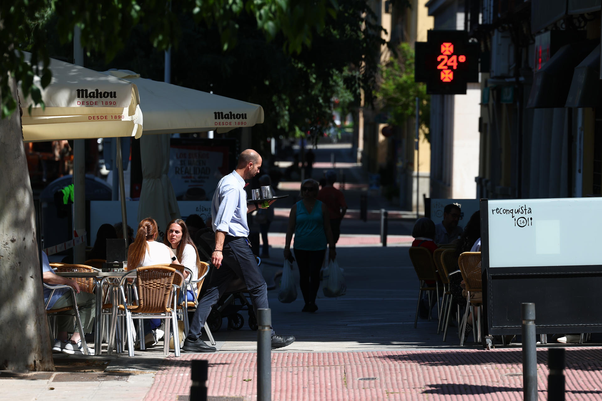 Varias personas disfrutan de una jornada soleada en una terraza de Toledo, este lunes. EFE/Ismael Herrero
