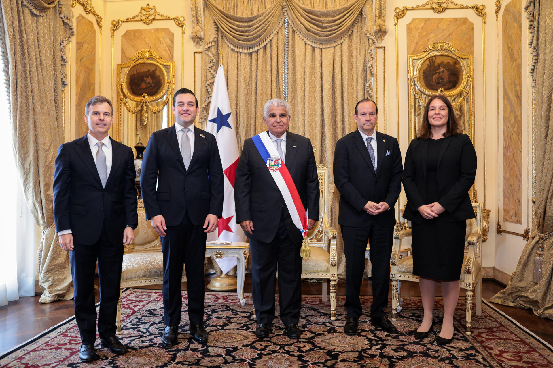Fotografía cedida por la Presidencia de Panamá que muestra al ministro de Relaciones Exteriores de Panamá, Javier Martínez-Acha (c i), el presidente de Panamá, José Raúl Mulino (c), y el nuevo embajador de Estados Unidos en Panamá, Kevin Cabrera (c d), reunidos este lunes en Ciudad de Panamá (Panamá). EFE/ Presidencia de Panamá