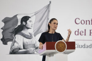 La presidenta de México, Claudia Sheinbaum, habla durante su rueda de prensa matutina este viernes, en Palacio Nacional de Ciudad de México (México). EFE/ José Méndez